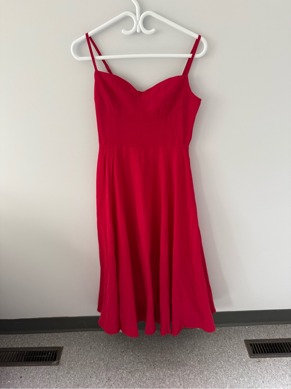 Flattering Red Midi Dress with Sweetheart Neckline